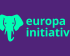 Violetter Hintergrund, auf dem ein türkiser Elefantenkopf mit dem Schriftzug Europa-Initiative abgebildet ist.