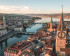 Drohnenaufnahme von Zürich, die die Altstadt und den See zeigt