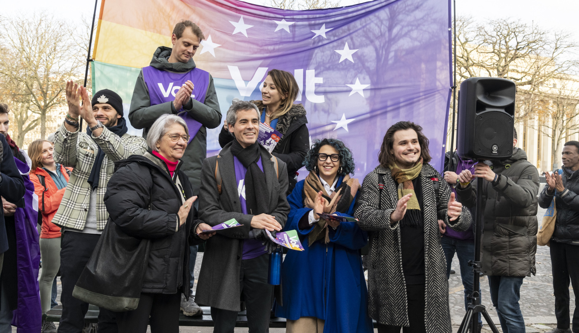 Bild des neuen Europäischen Vorstands in Paris, die vor einer Gruppe Menschen stehen und klatschen